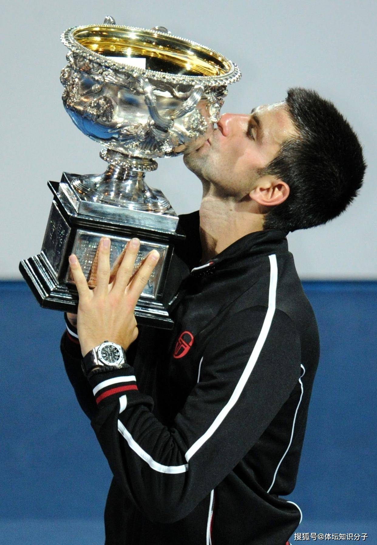 竞技宝电竞-德约科维奇回归赛场，突破纪录首场状态亮眼，篮网观众沸腾！的简单介绍